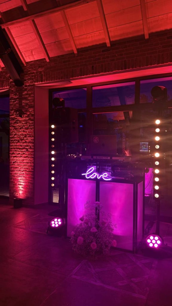 Néon love et platines, gros plan du setup