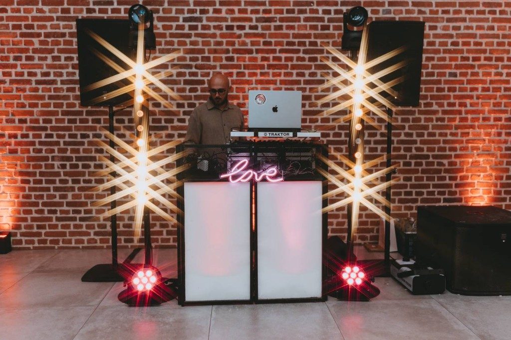 Stand DJ avec néon love, enceintes et colonnes de leds