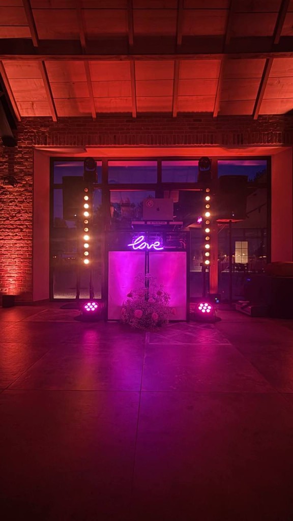 Installation DJ avec néon love, colonnes de leds et éclairage magenta
