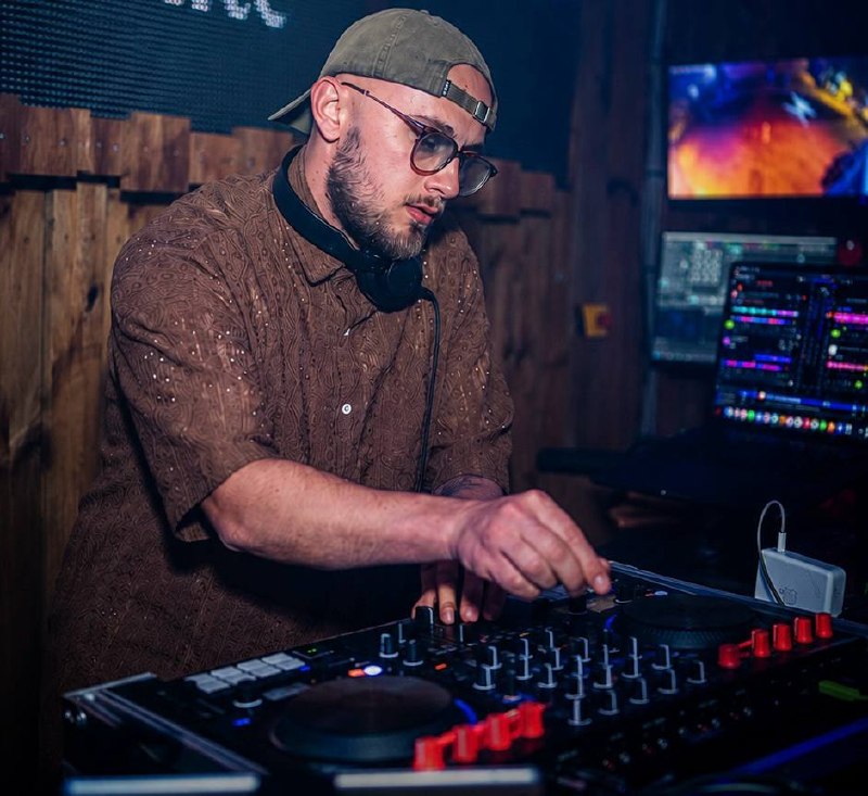 Simba Léone au mixage, casquette à l’envers, lunettes et casque autour du cou